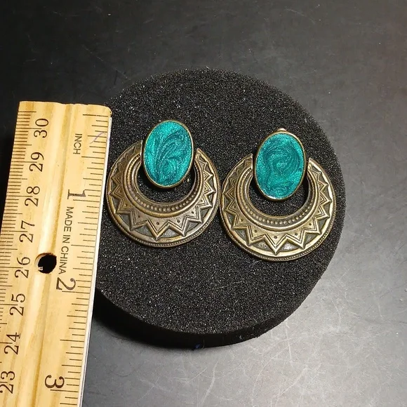 Vintage Hoop Dangle Earrings Brass Tone Filigree With Emerald Color - Picture 4 of 5